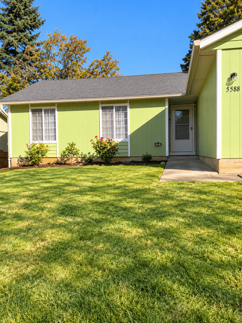 Salem House: 5588 Waln Creek Ct S