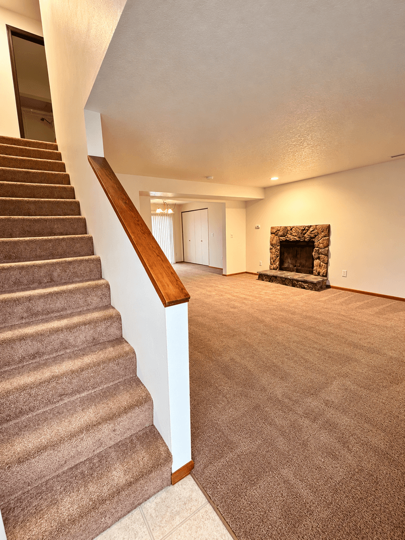 Salem Apartment: 5322 & 5324 Regan Court SE