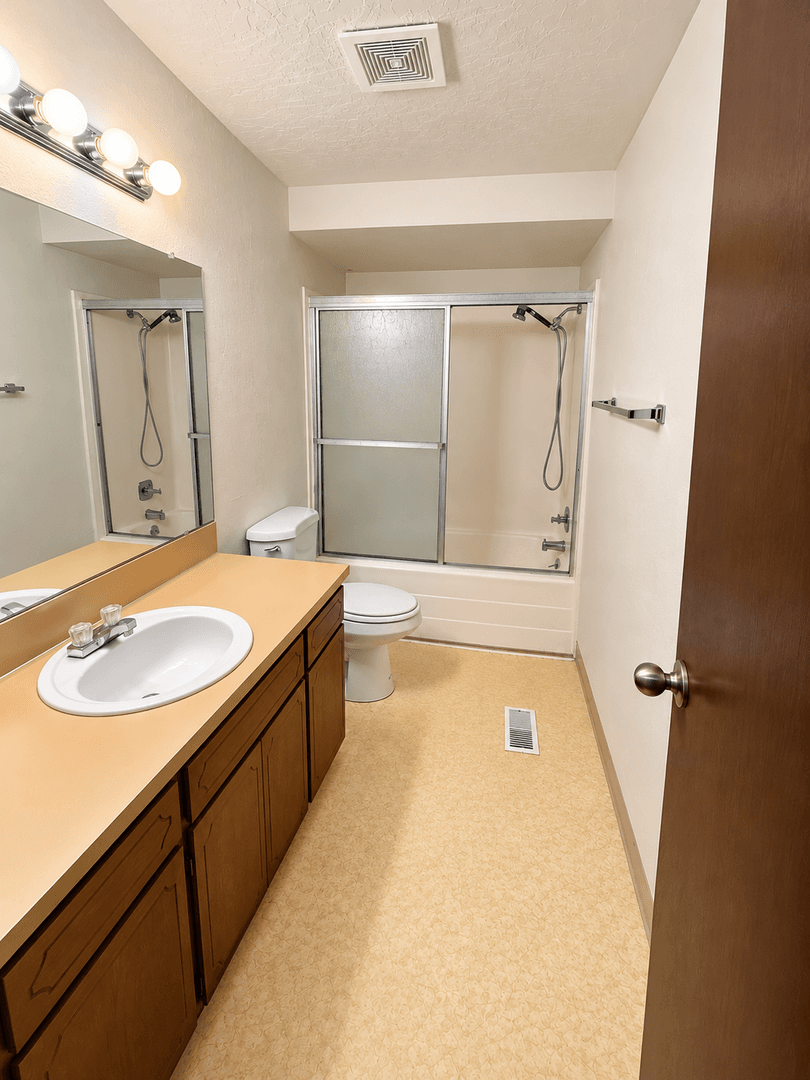 Salem Apartment: 5322 & 5324 Regan Court SE