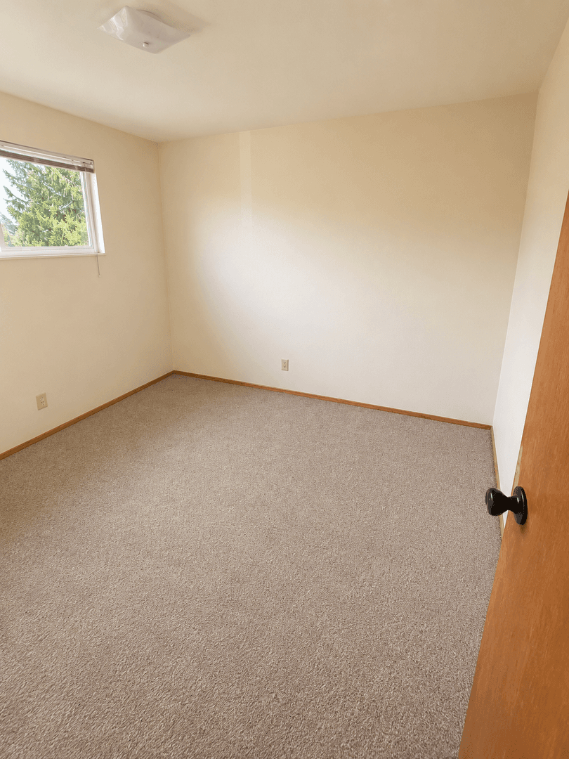 Monmouth Apartment: 130 Whitman St N