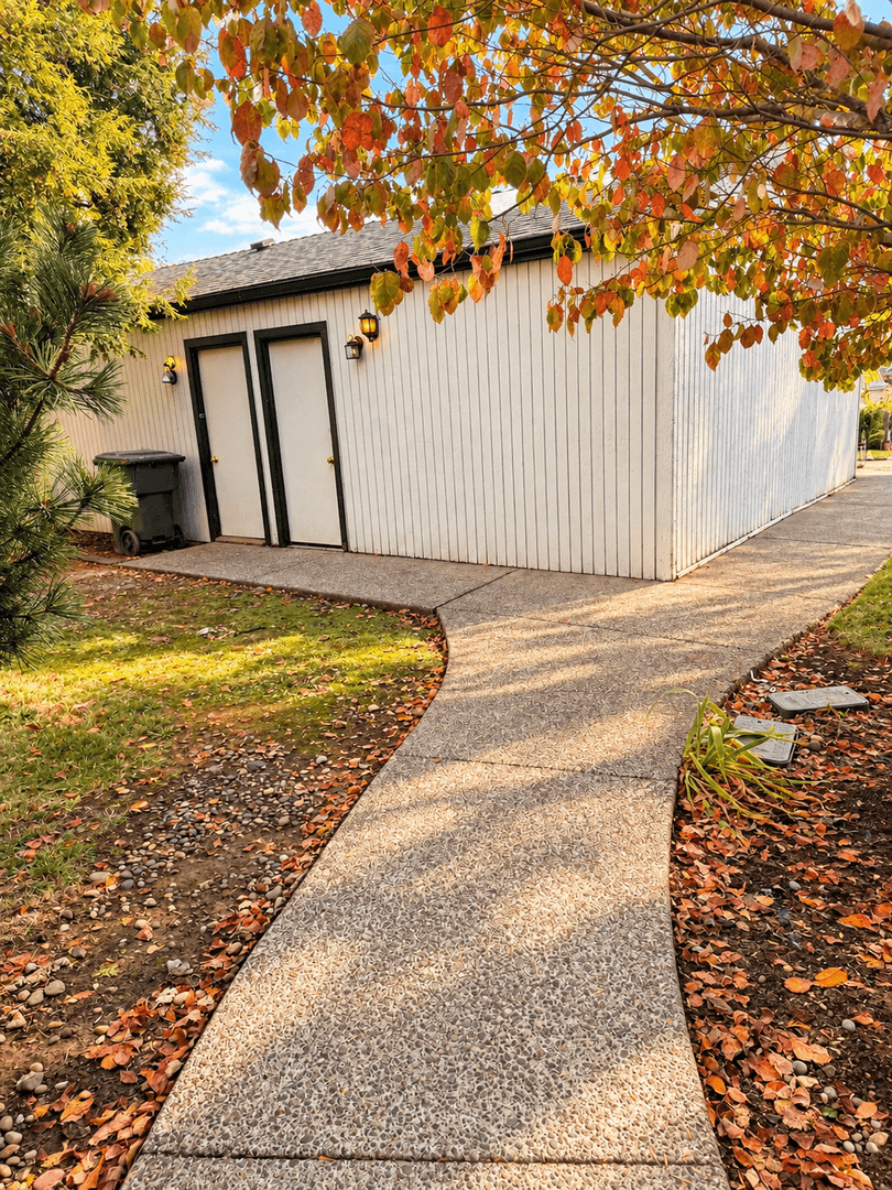 Salem Apartment: 5322 & 5324 Regan Court SE
