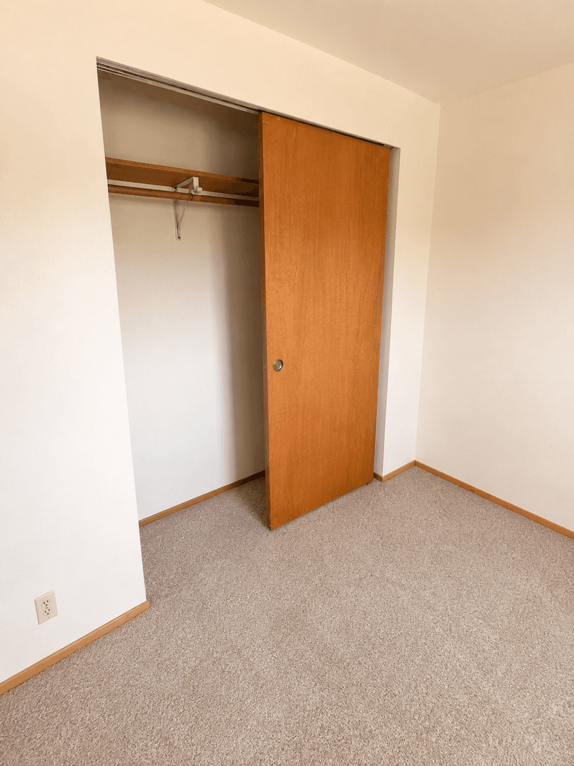 Monmouth Apartment: 130 Whitman St N