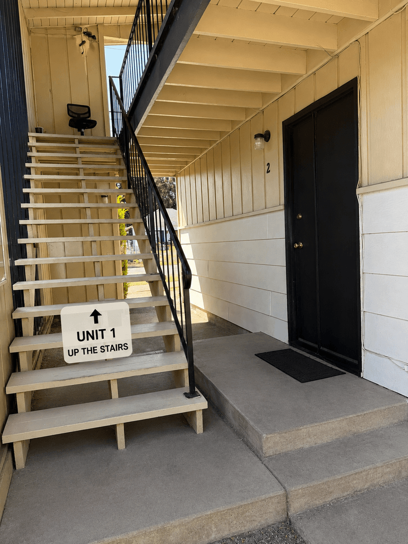 Monmouth Apartment: 130 Whitman St N