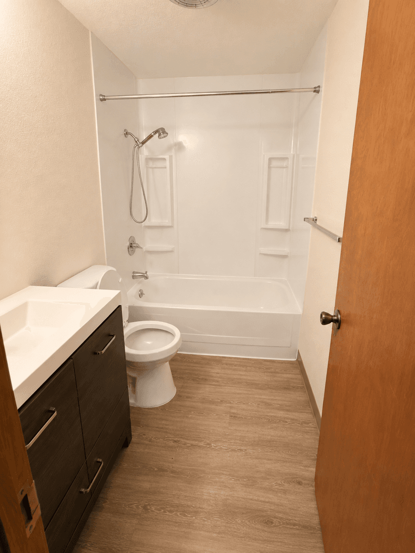 Monmouth Apartment: 130 Whitman St N