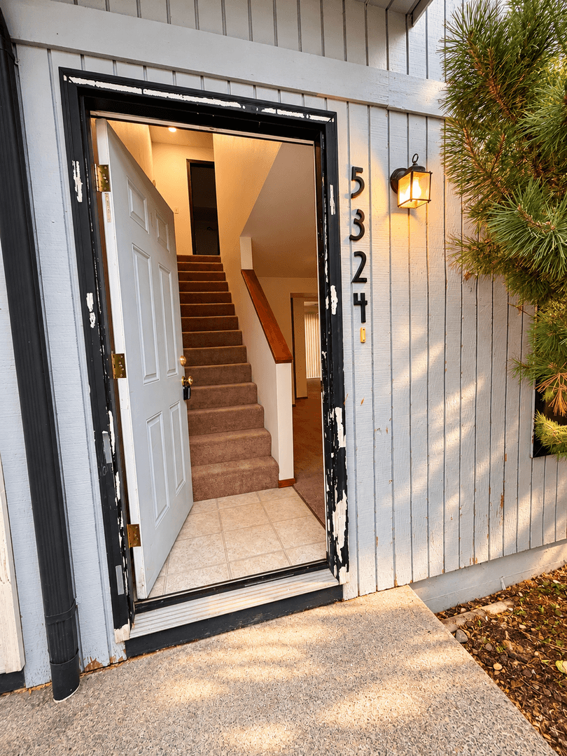 Salem Apartment: 5322 & 5324 Regan Court SE