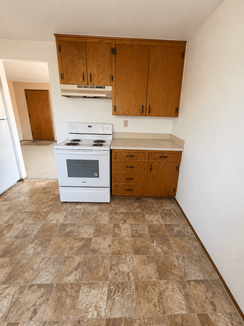Monmouth Apartment: 130 Whitman St N