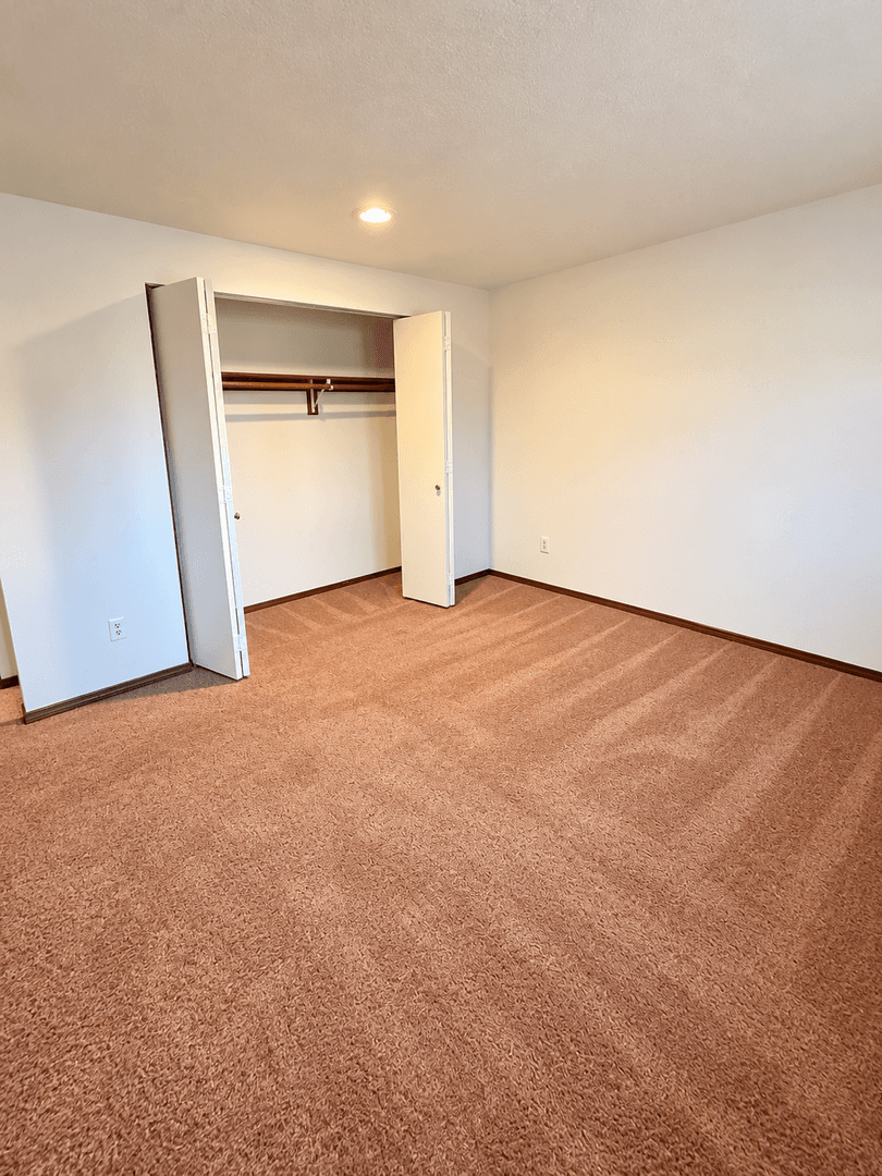Salem Apartment: 5322 & 5324 Regan Court SE