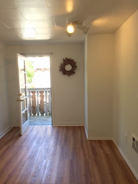 Seattle Apartment: 709 NE 43rd St