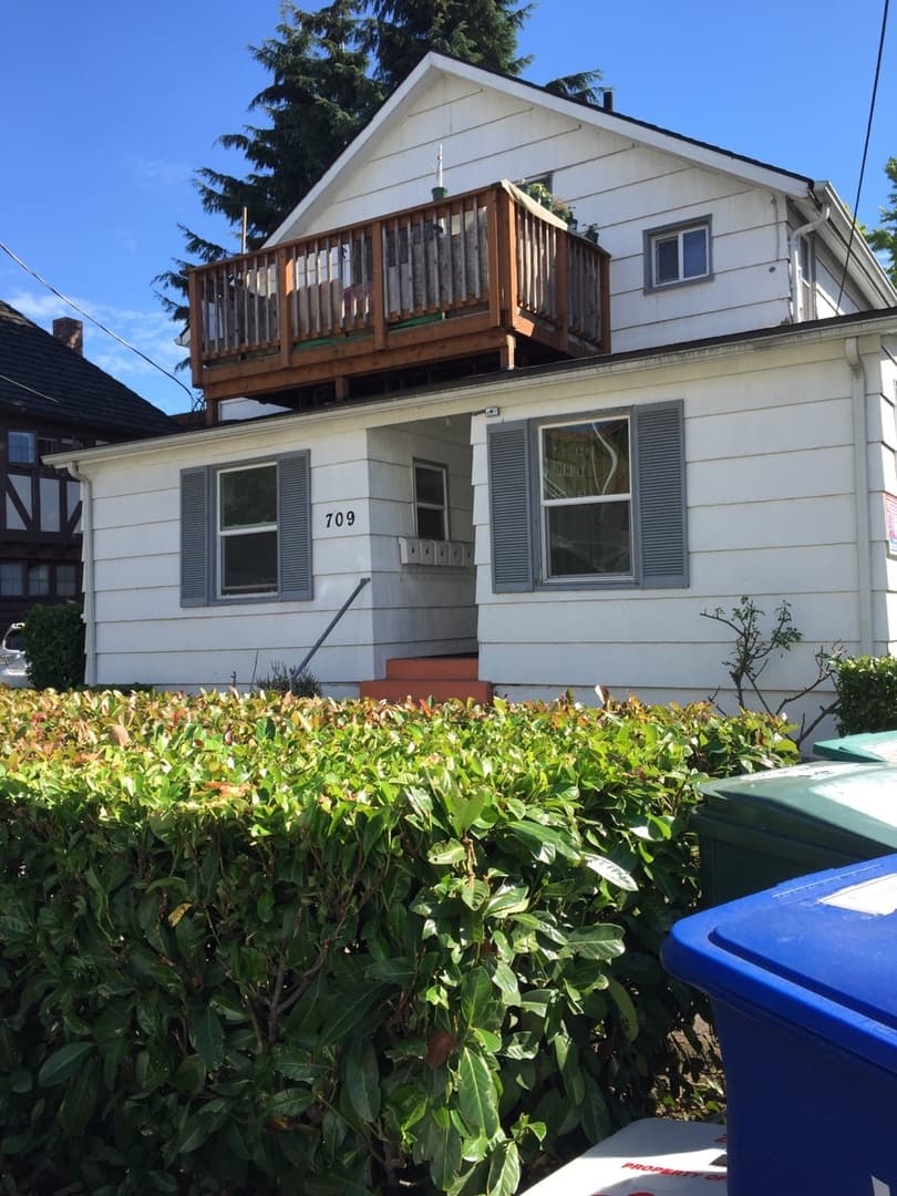 Seattle Apartment: 709 NE 43rd St
