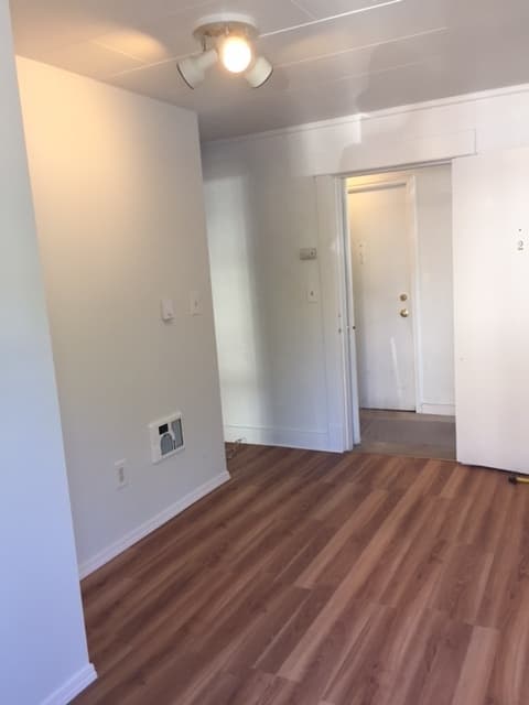 Seattle Apartment: 709 NE 43rd St