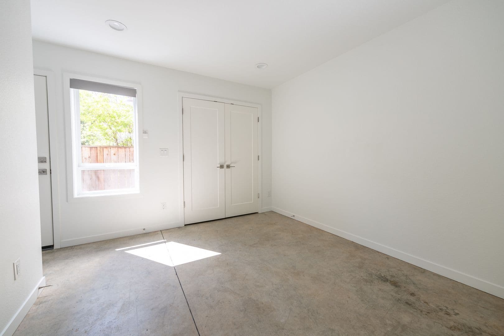 Portland Apartment: 6056 SE 93rd Ave
