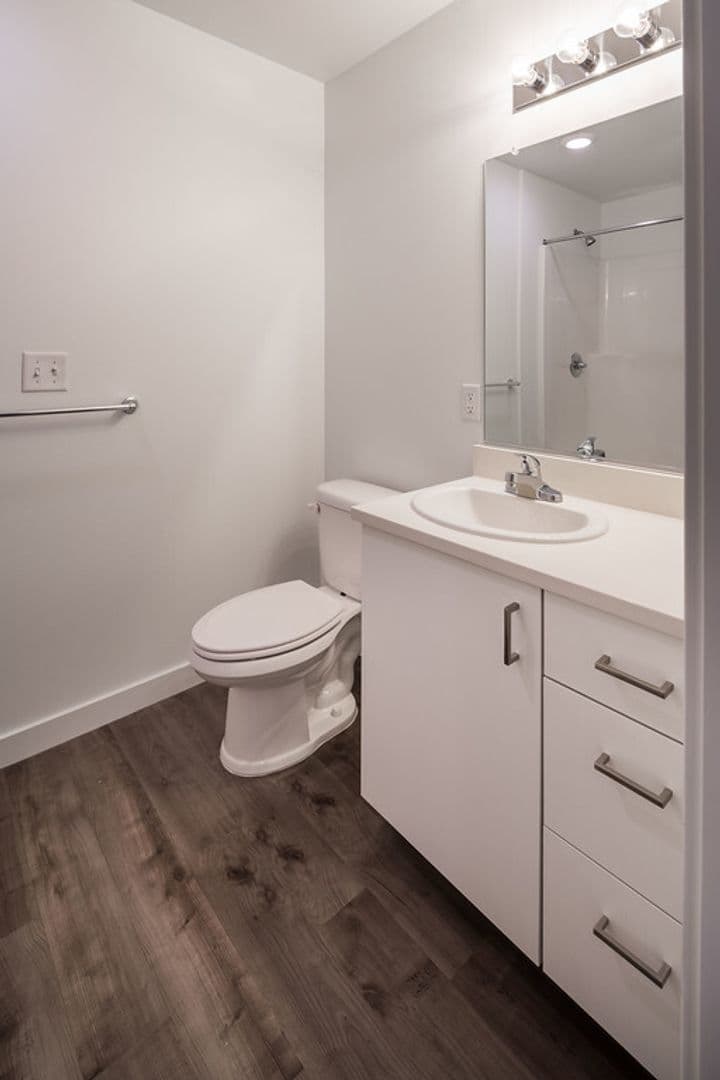 Portland Apartment: 5401 SE Woodstock Blvd