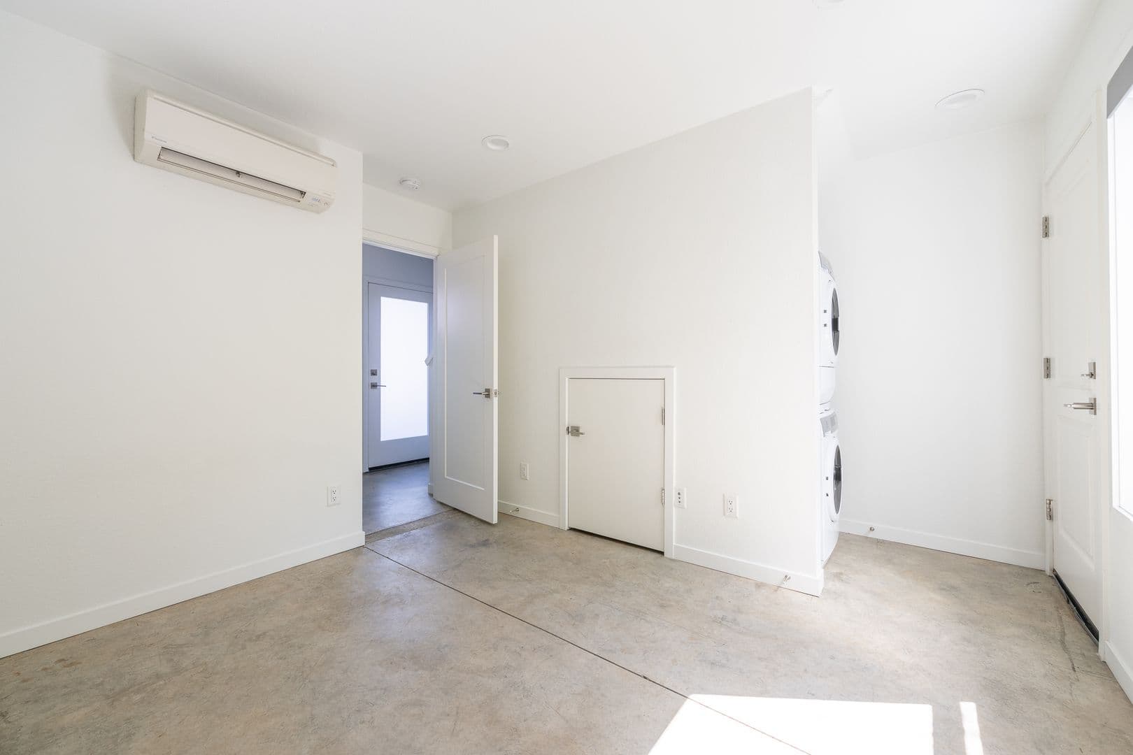 Portland Apartment: 6056 SE 93rd Ave