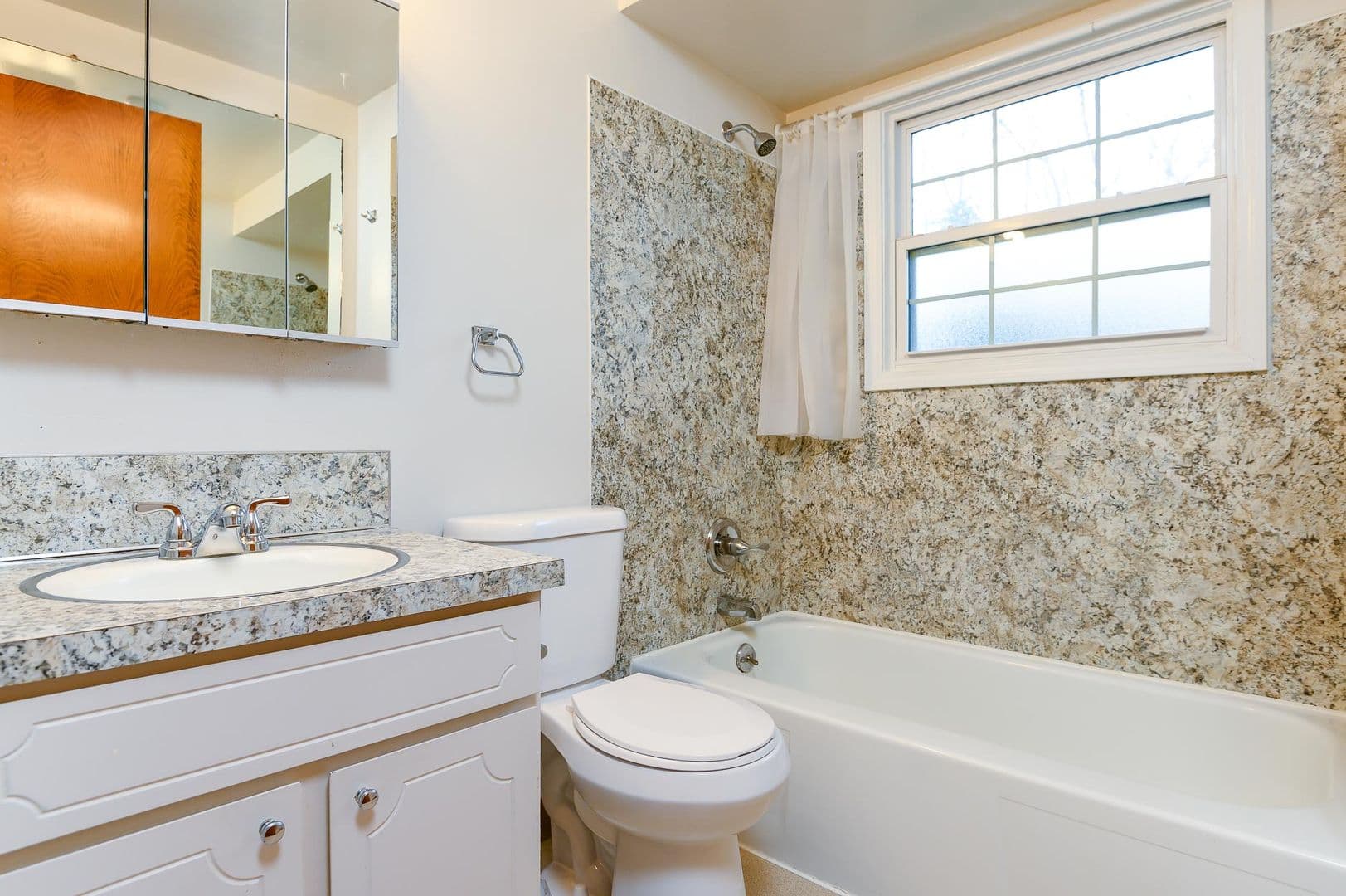 Gresham Apartment: 890 NW Division