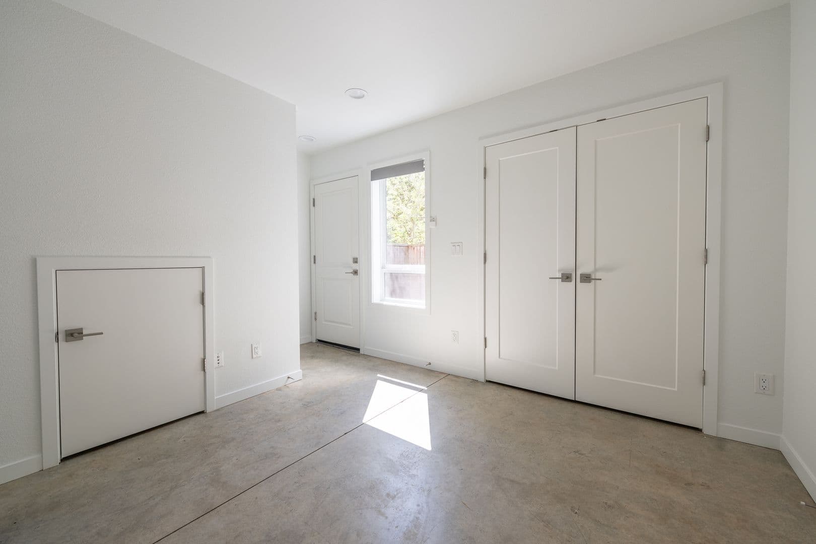 Portland Apartment: 6056 SE 93rd Ave
