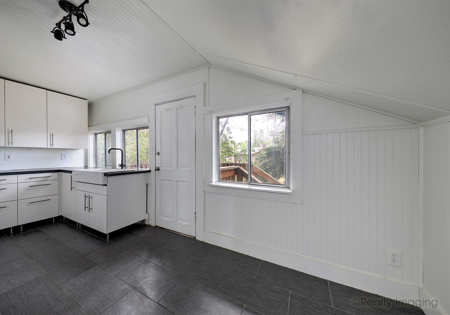 Portland Apartment: 6015-6017 SE 99th Ave