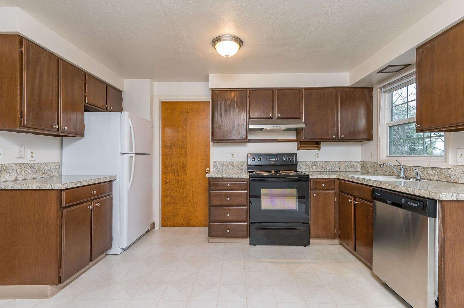 Gresham Apartment: 890 NW Division