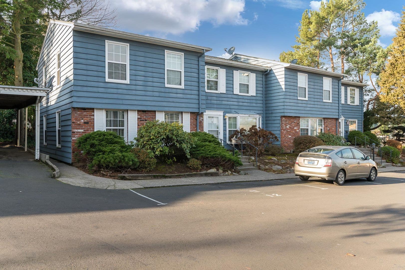 Gresham Apartment: 890 NW Division