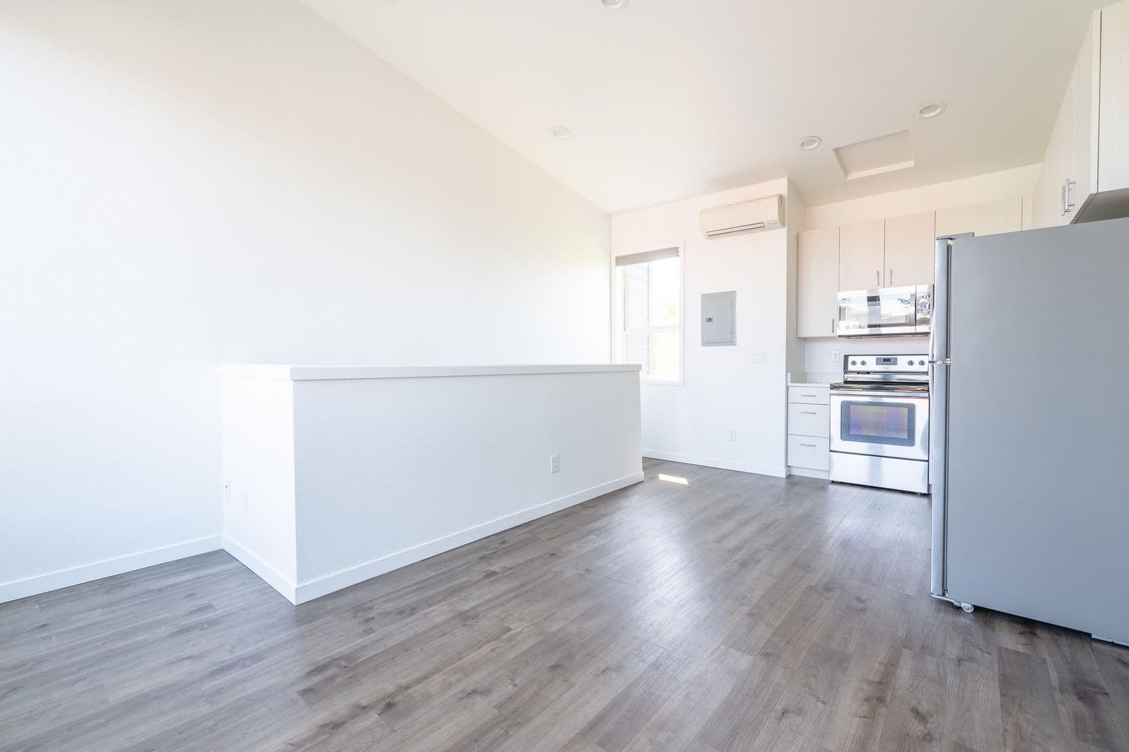 Portland Apartment: 6056 SE 93rd Ave