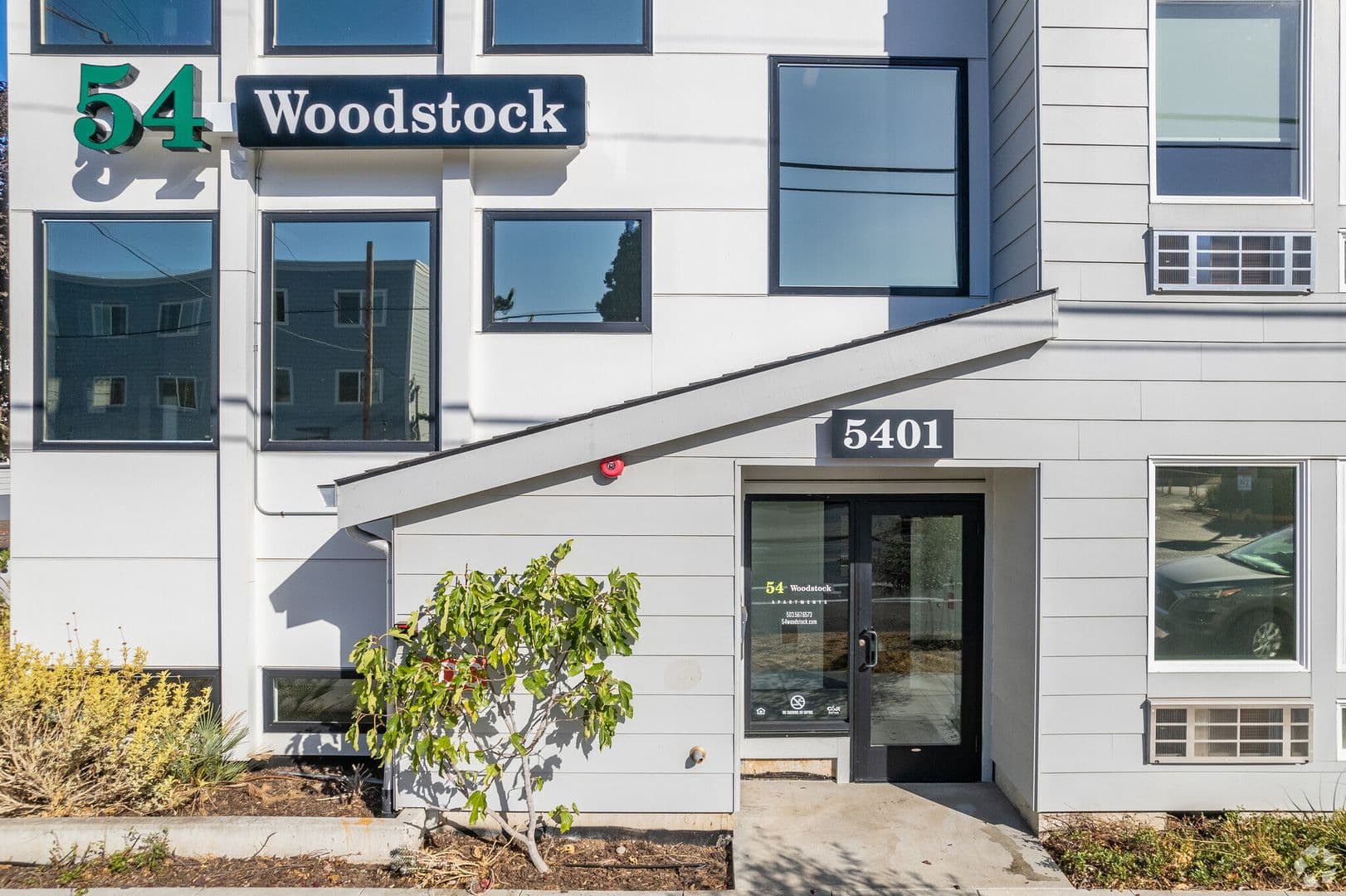 Portland Apartment: 5401 SE Woodstock Blvd