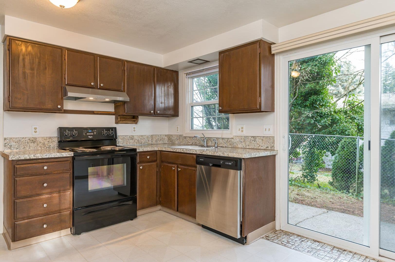 Gresham Apartment: 890 NW Division