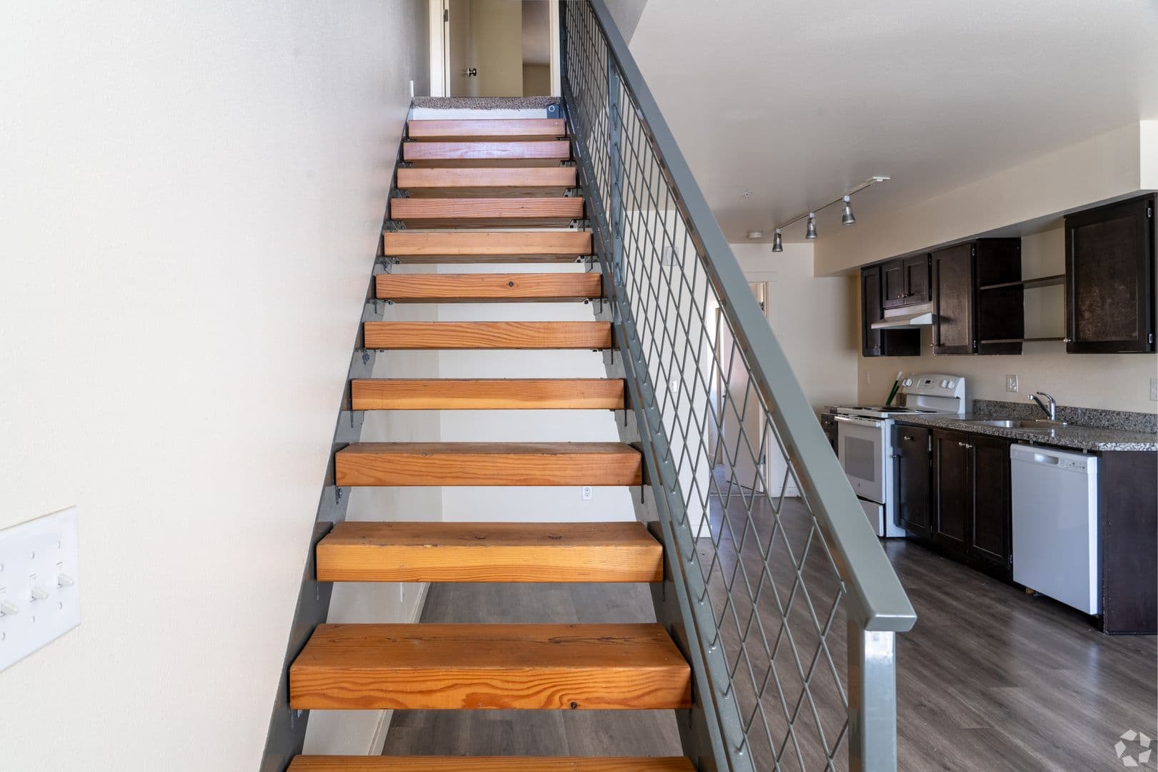 Portland Apartment: 14232 E Burnside