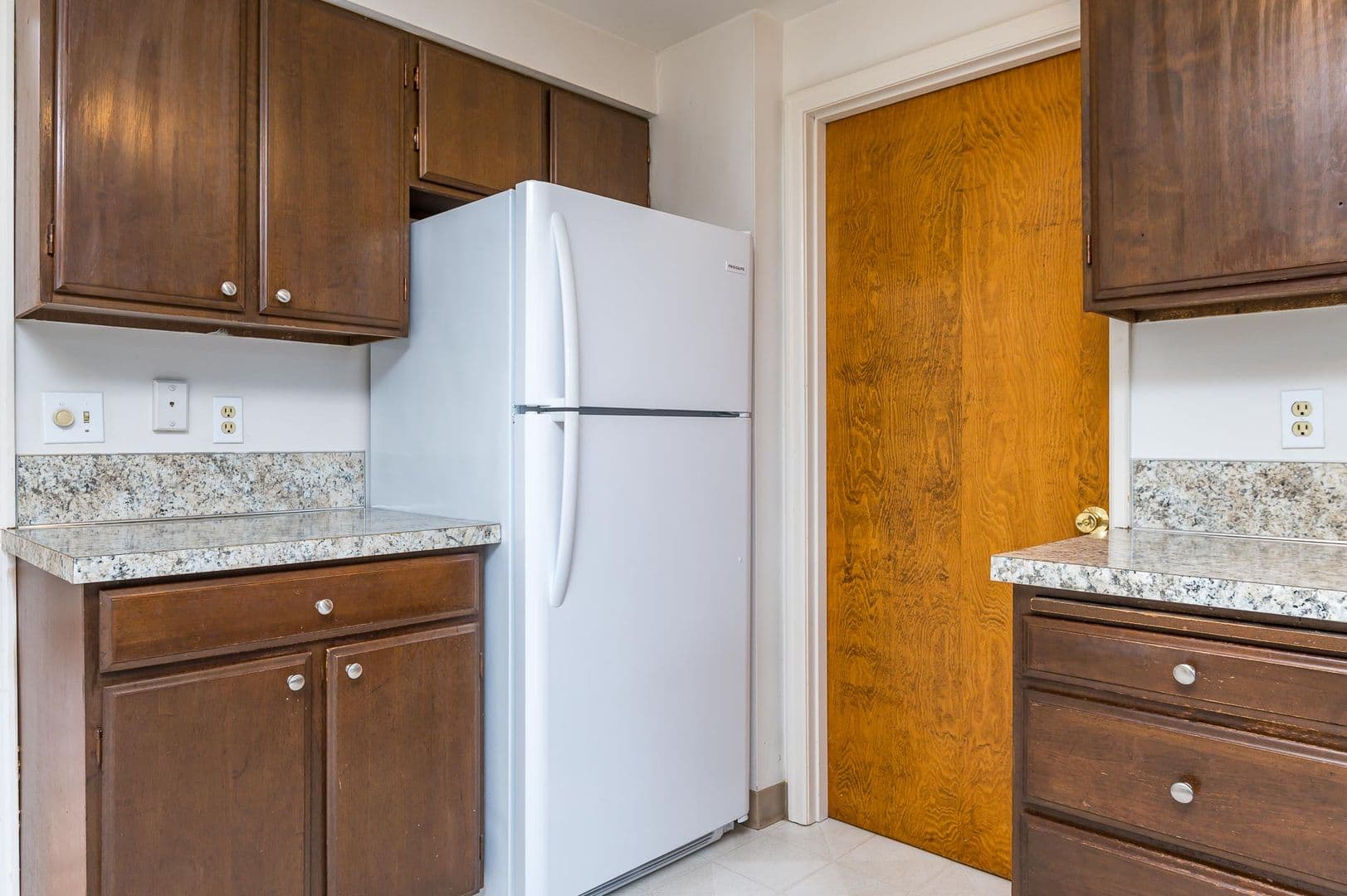 Gresham Apartment: 890 NW Division