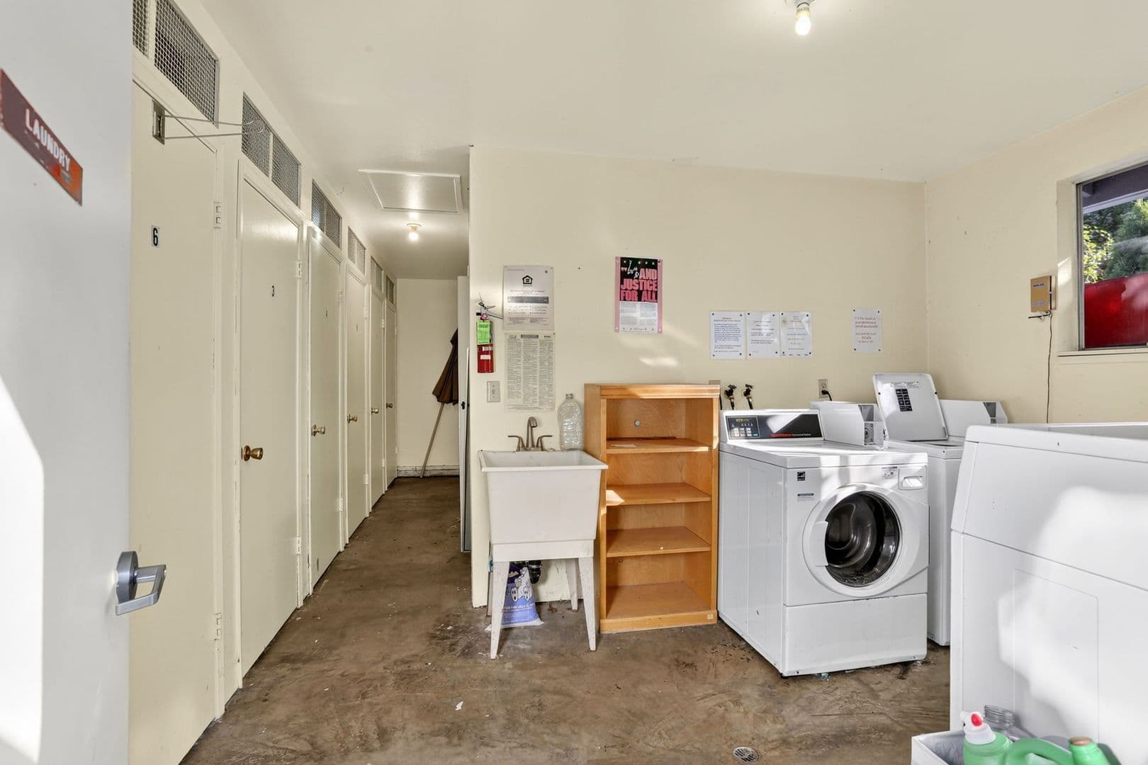 Sandy Apartment: 17170 Beers Ave
