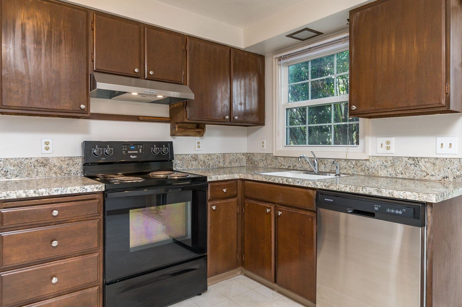 Gresham Apartment: 890 NW Division