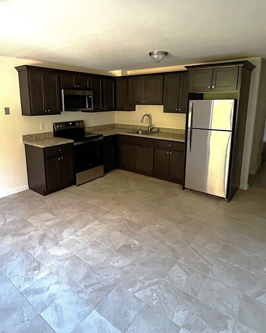 Seymour Apartment: 10 Reservoir Manor