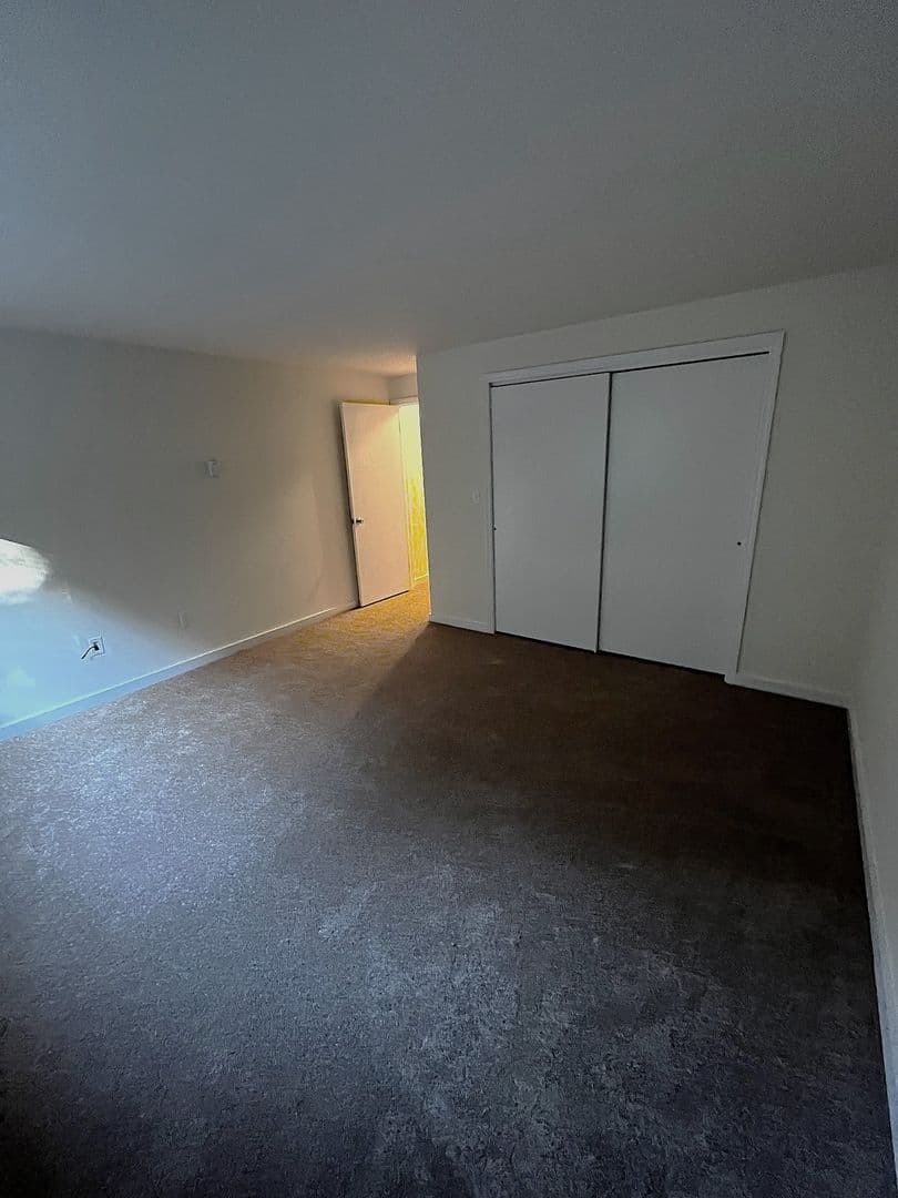 Seymour Apartment: 10 Reservoir Manor