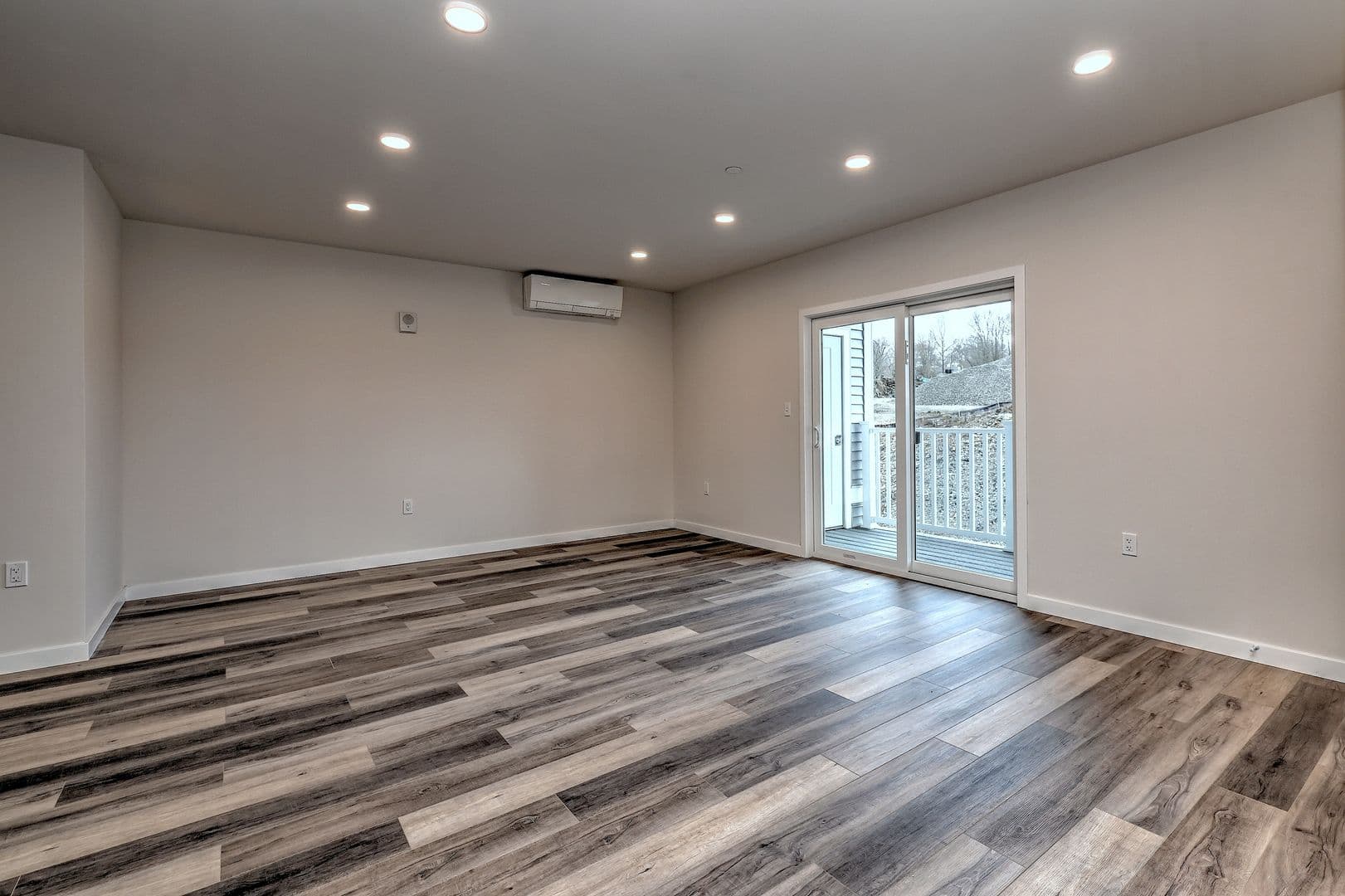 Shelton Apartment: 275 Coram Road