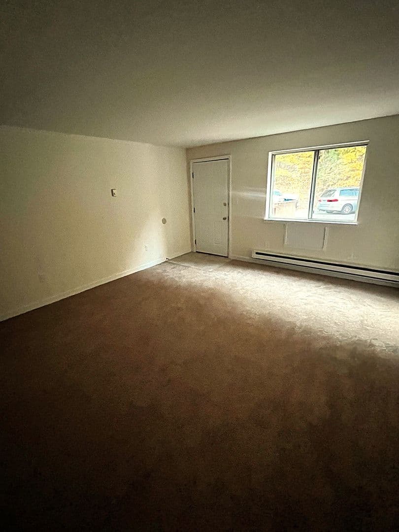 Seymour Apartment: 10 Reservoir Manor