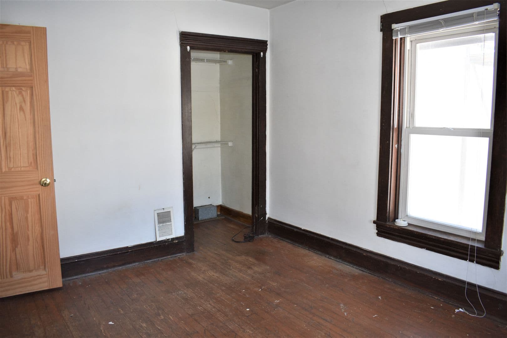 Indiana Apartment: 725 School St.