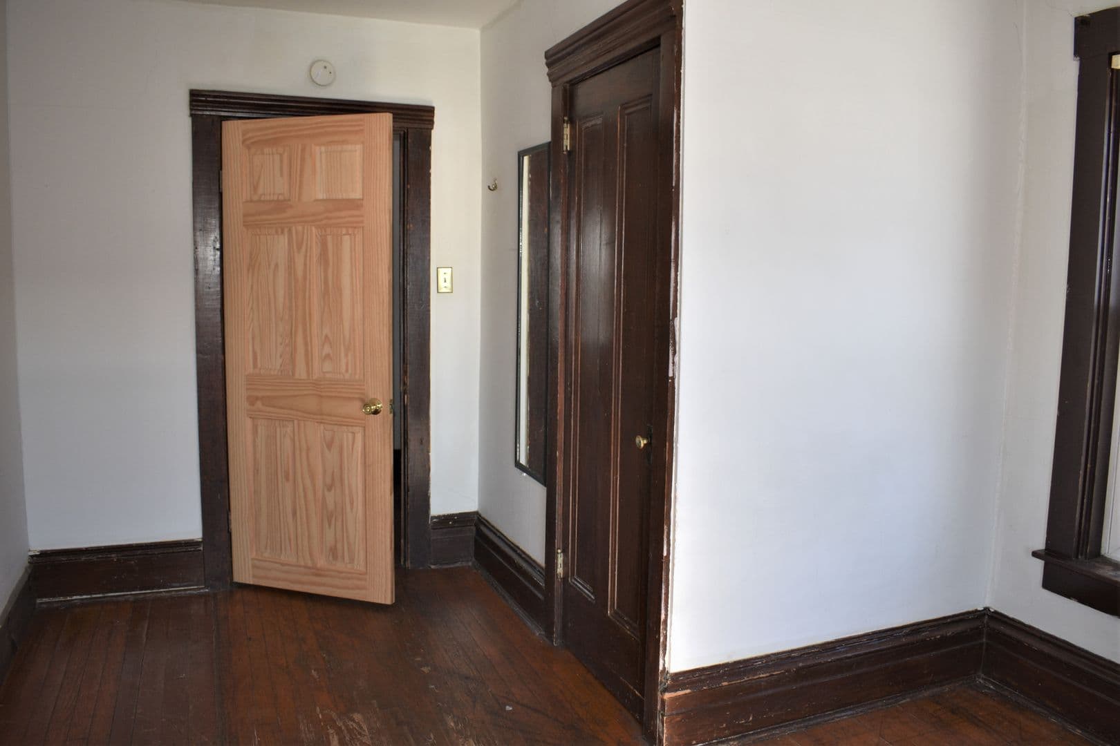 Indiana Apartment: 725 School St.