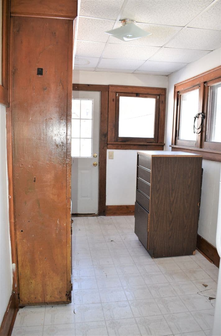 Indiana Apartment: 725 School St.