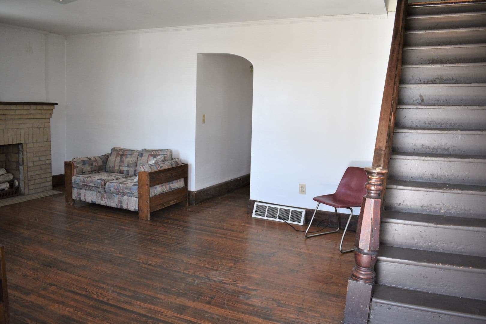 Indiana Apartment: 725 School St.
