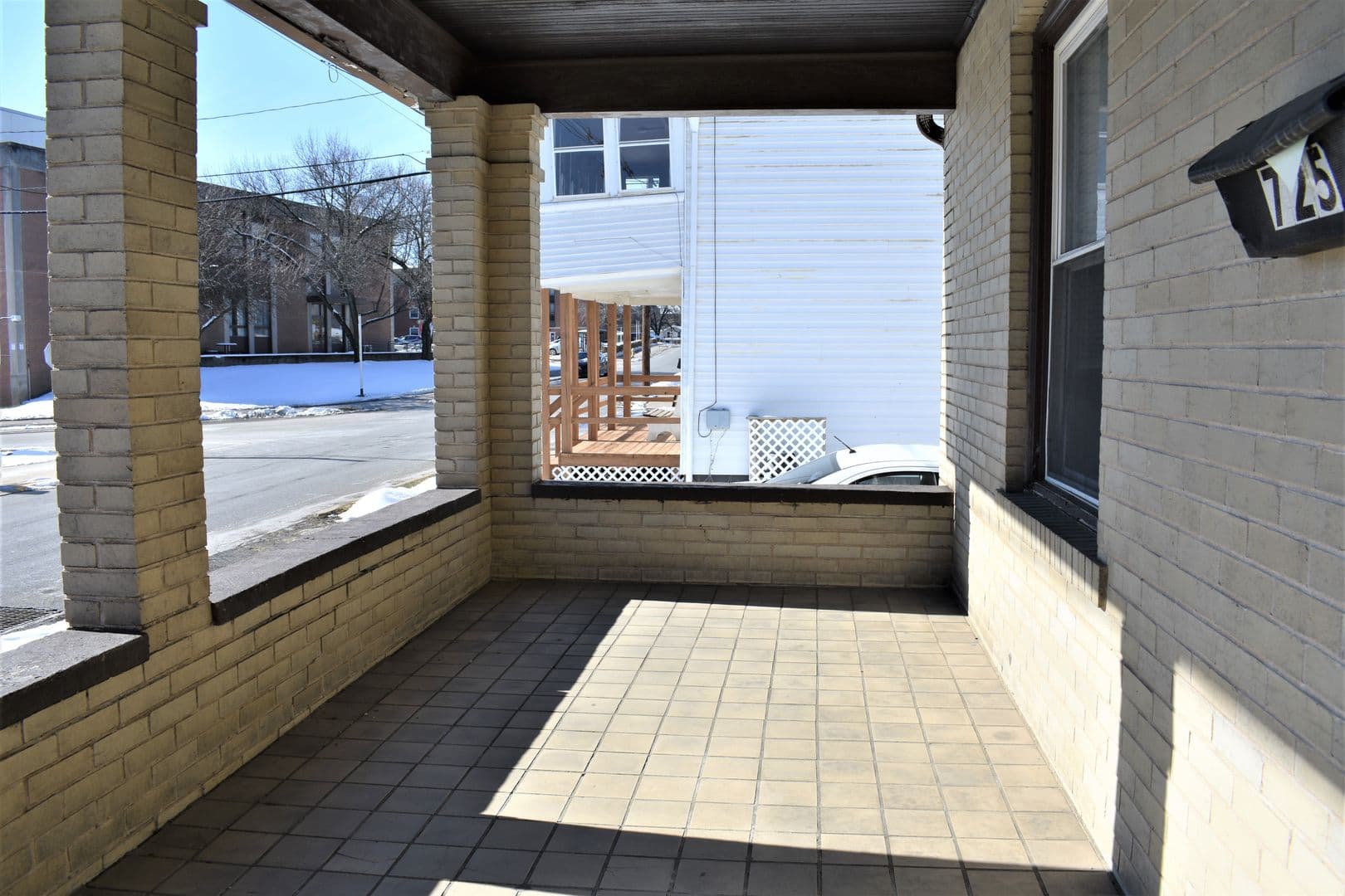 Indiana Apartment: 725 School St.