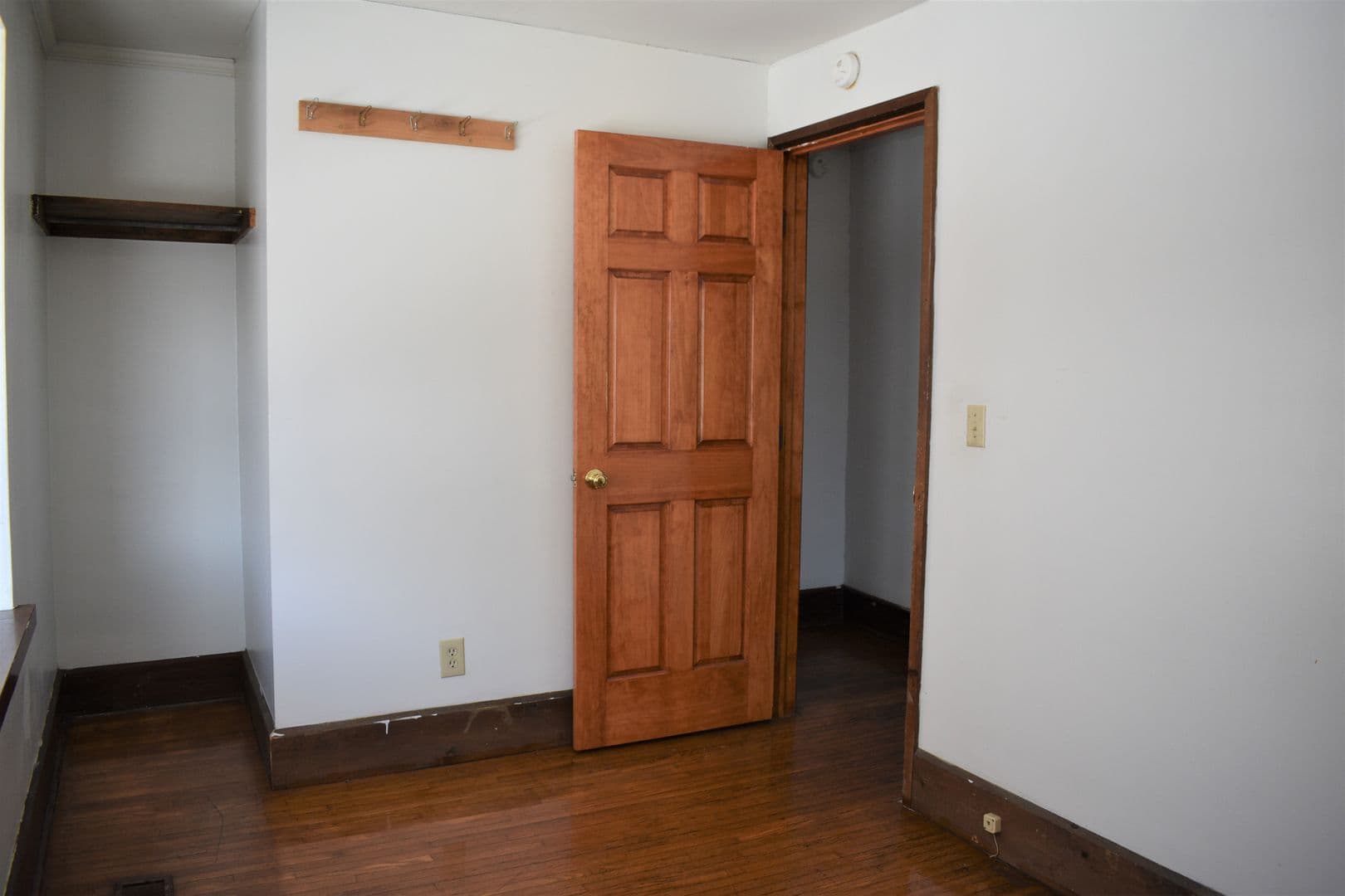 Indiana Apartment: 725 School St.