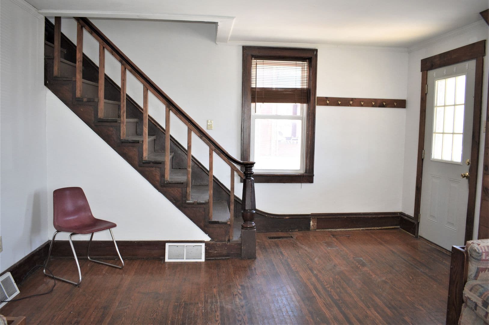 Indiana Apartment: 725 School St.