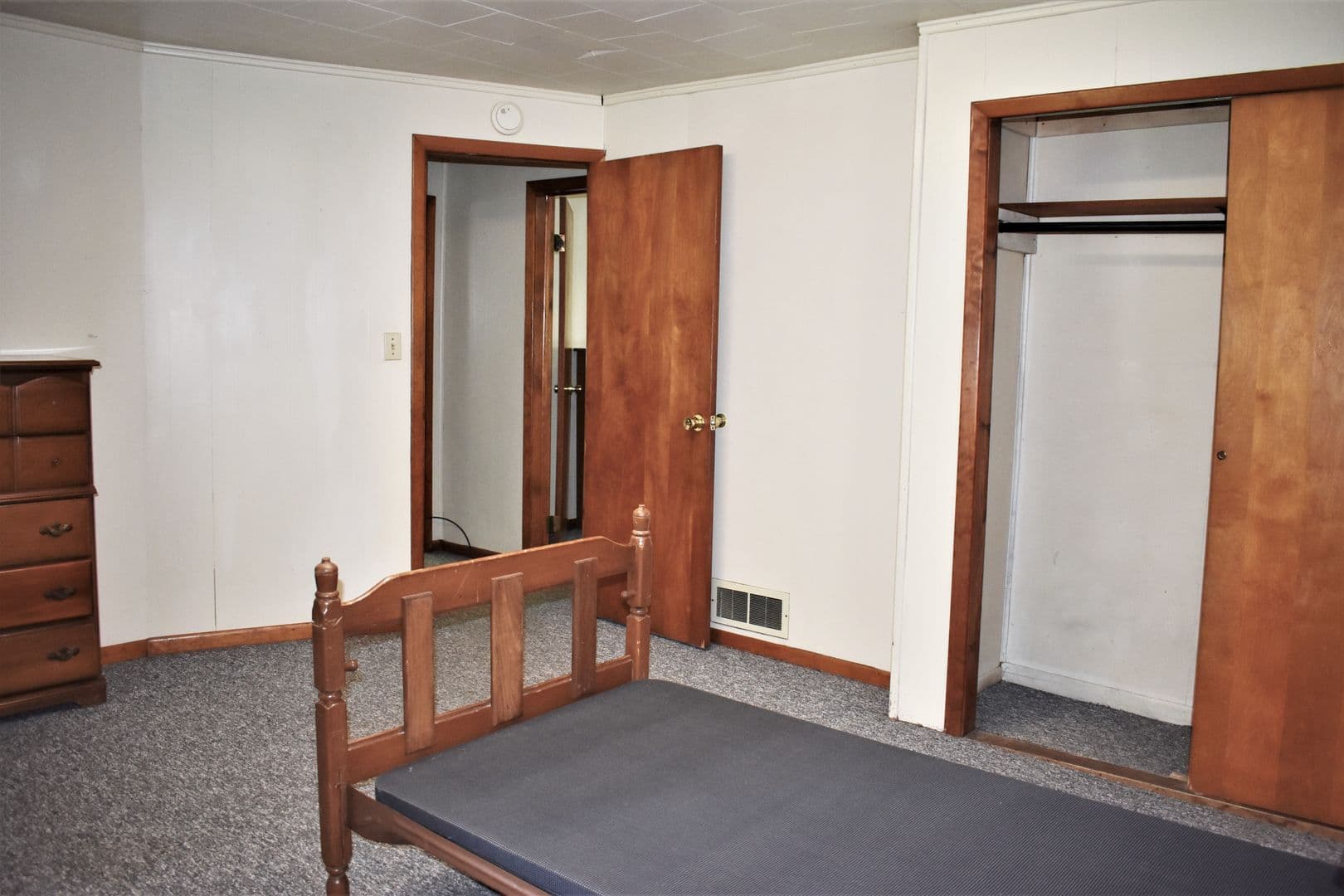 Indiana Apartment: 1029 School St