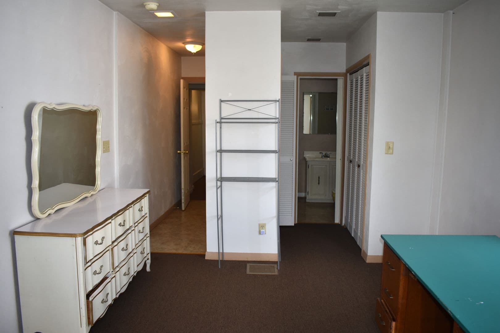 Indiana Apartment: 37 1/2 S 6th St
