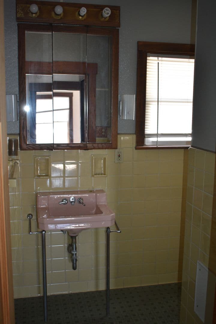 Indiana Apartment: 725 School St.