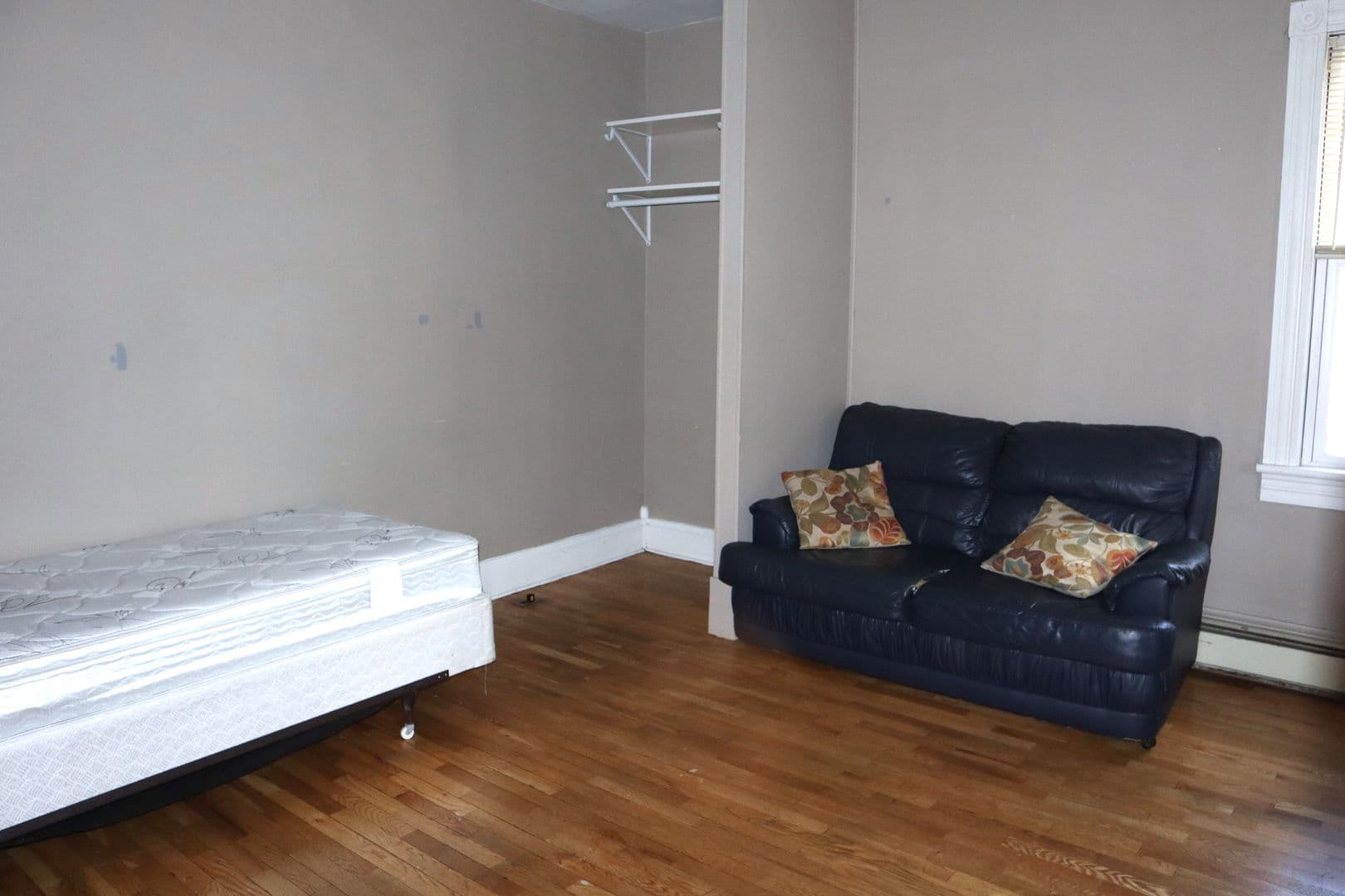 Indiana Apartment: 430 S6th St