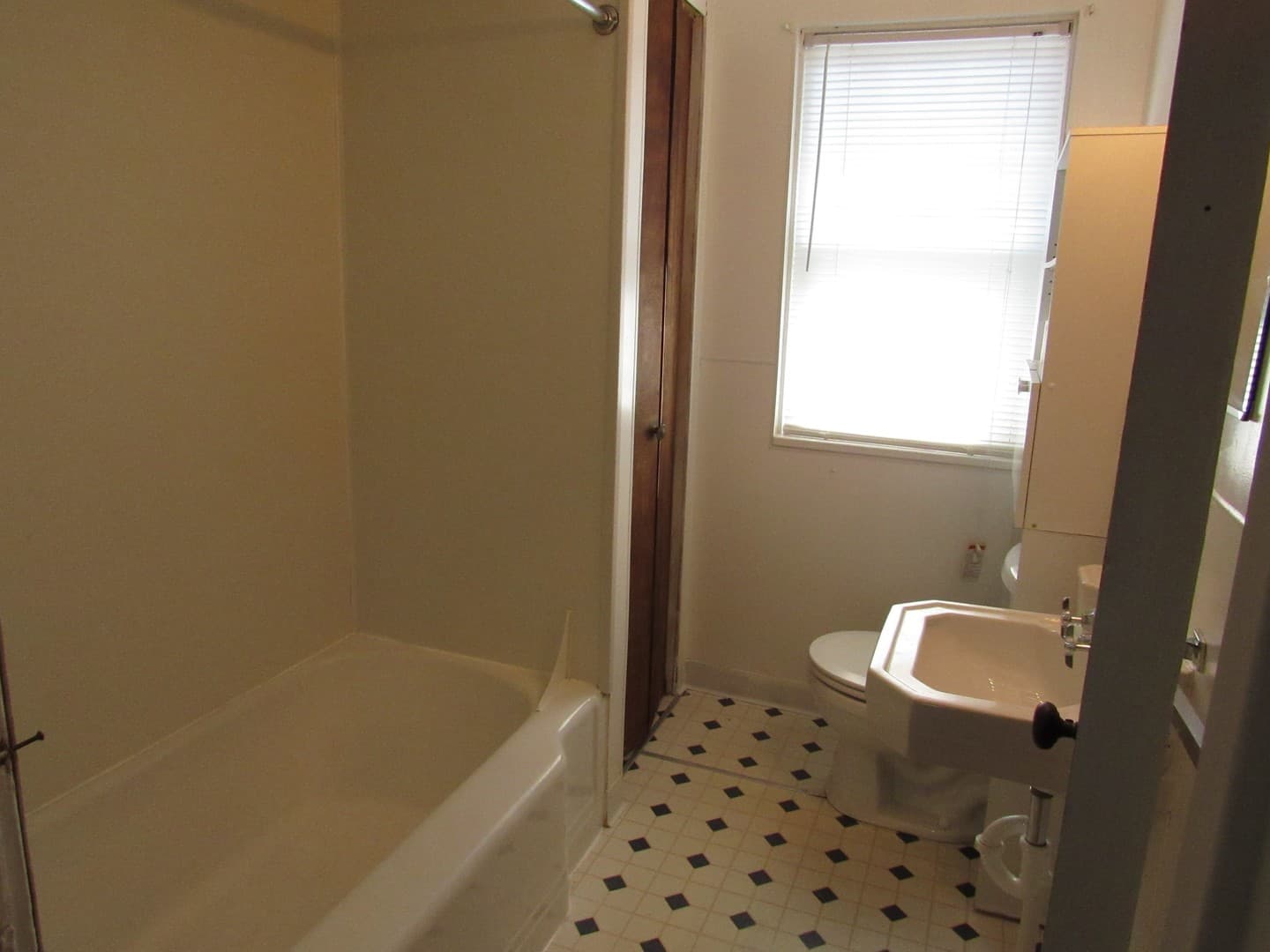 Indiana Apartment: 1148 School St