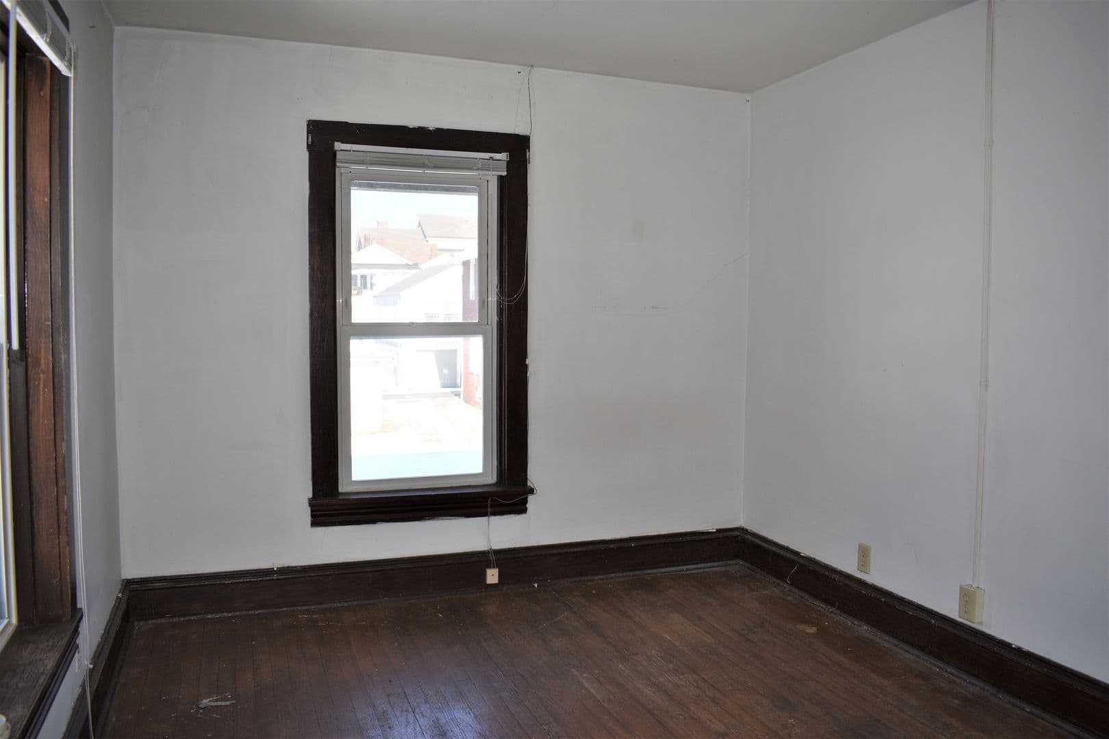Indiana Apartment: 725 School St.