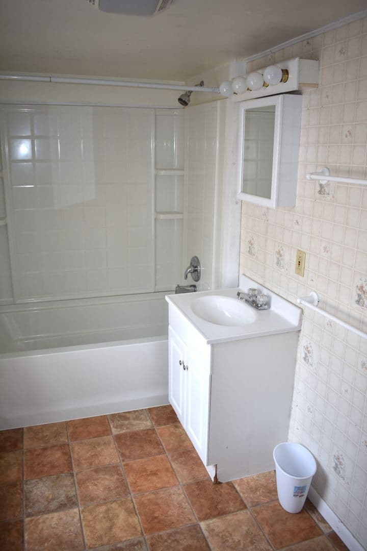 Indiana Apartment: 43 S10th St