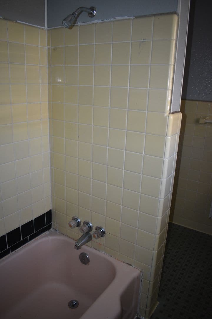 Indiana Apartment: 725 School St.