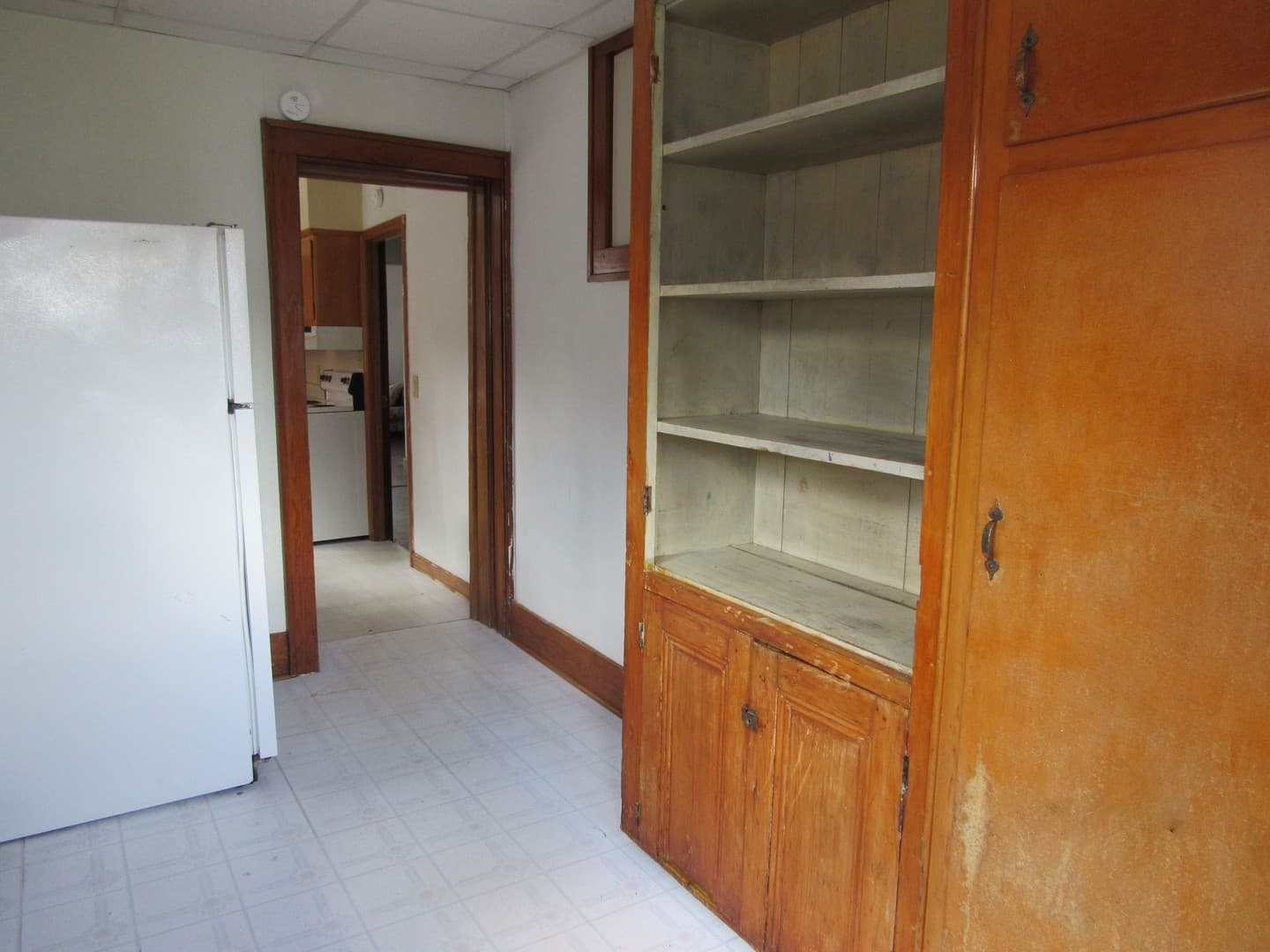 Indiana Apartment: 725 School St.