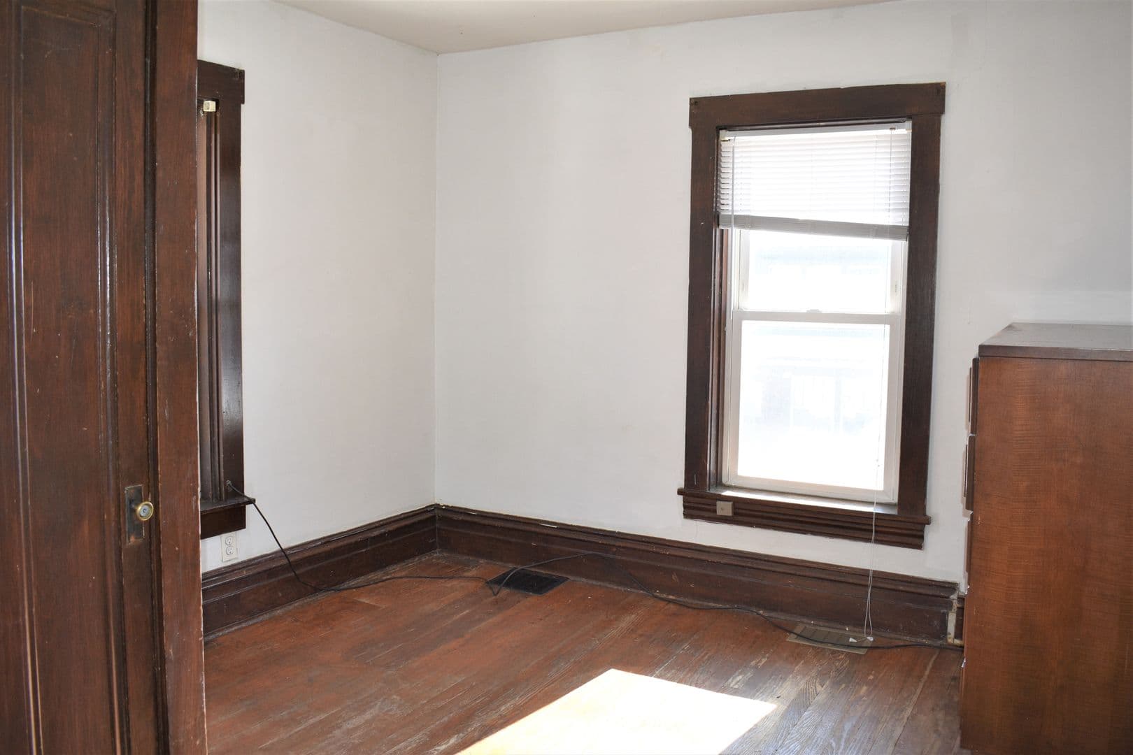 Indiana Apartment: 725 School St.